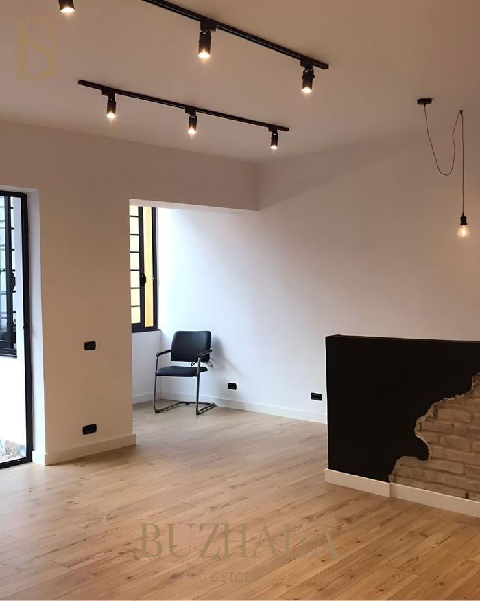 Hapësirë 110 m² me qira