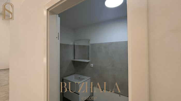 Lokal me qira, Lakrishte